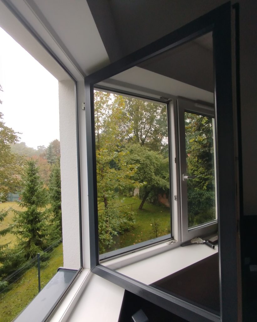 Folia lustro wenckie na oknie balkonowym 