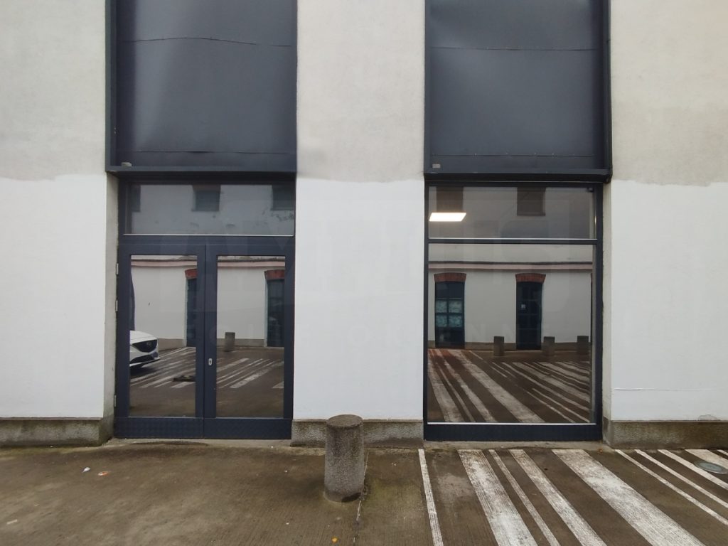 pokazanie jak działa lustro weneckie zamontowane na oknach i drzwiach zewnetrznych